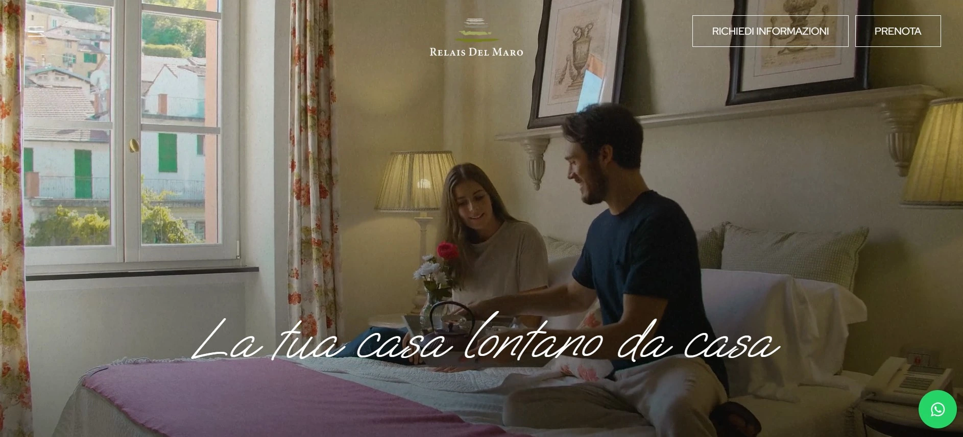 Coppia in camera d’hotel durante il soggiorno per rappresentare l’esperienza offerta da un sito web hotel che converte
